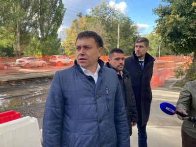 Зампред Павел Мигачев: перекладку коммуникаций под новой трамвайной линией должны закончить за две недели