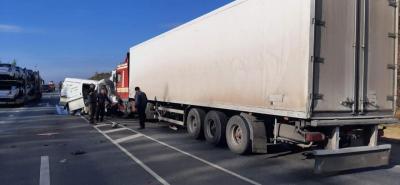В Вольском районе кабину с водителем грузовой ГАЗели расплющило о фуру