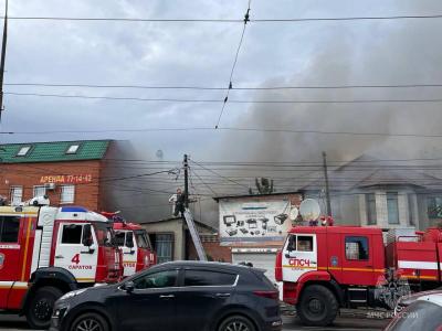 В 1-м Пугачевском поселке горят три частных дома
