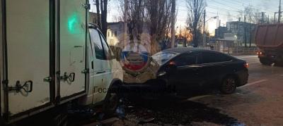 В Саратове рано утром столкнулись легковая иномарка и 