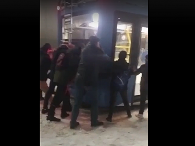 В Саратове пассажиры толкали застрявший троллейбус В Саратове пассажиры толкали застрявший троллейбус