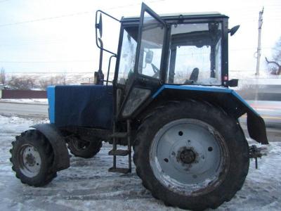В Марксовском районе мужчина угнал трактор, чтобы срочно съездить за водкой