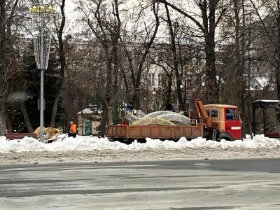 На Театральной площади в Саратове четыре дня будут устанавливать елку