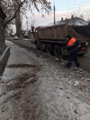 В Энгельсе снегоуборочные бригады продолжают трудиться в круглосуточном режиме