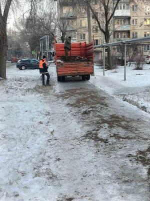 В Энгельсе снегоуборочные бригады продолжают трудиться в круглосуточном режиме