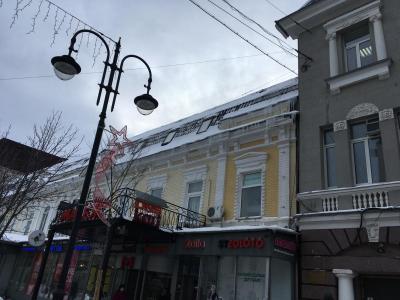 На проспекте Столыпина со зданий свисают сосульки и пласты снега