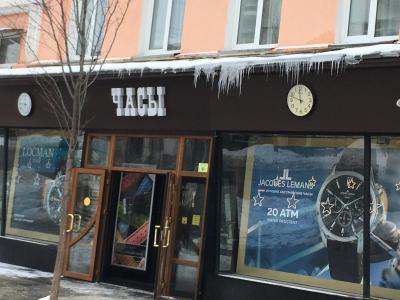 На проспекте Столыпина со зданий свисают сосульки и пласты снега