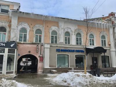 На проспекте Столыпина со зданий свисают сосульки и пласты снега