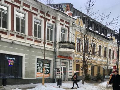 На проспекте Столыпина со зданий свисают сосульки и пласты снега