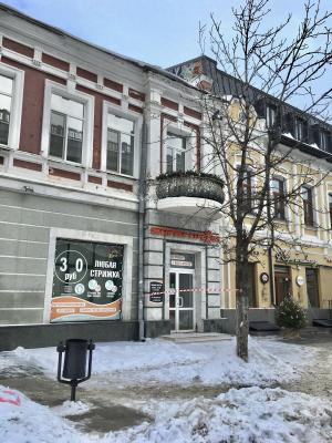 На проспекте Столыпина со зданий свисают сосульки и пласты снега