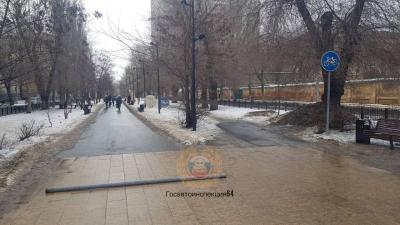 В центре Саратова трактор снес столб: конструкция упала на пенсионерку В центре Саратова трактор снес столб: конструкция упала на пенсионерку
