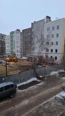 Ради дома для медиков в Саратове жителей соседней пятиэтажки лишили парковки и вырубили деревья