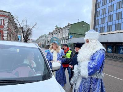 ГИБДД вместо штрафов в Саратове вручала еловые веточки