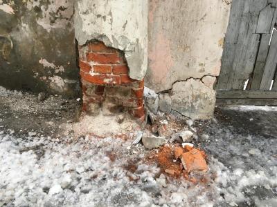 В Саратове обрушилась часть колонны 