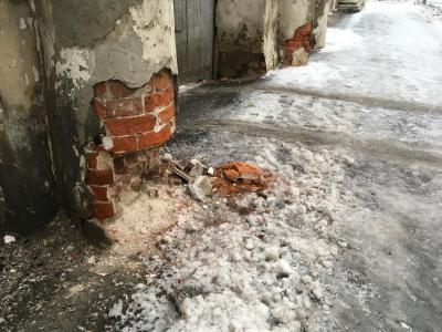В Саратове обрушилась часть колонны 