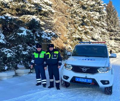 Саратовские дорожные полицейские спасли на трассе замерзавшую семью с двумя детьми из другого региона
