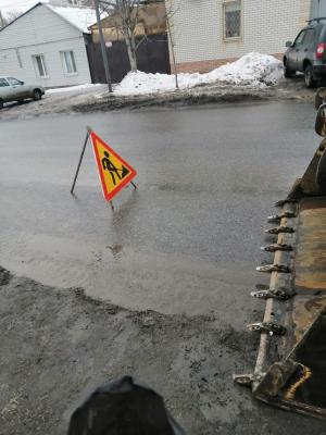 На улице Симбирской после течи воды образовалась полуметровая наледь