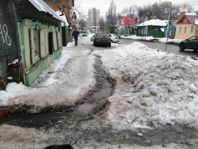 На улице Симбирской после течи воды образовалась полуметровая наледь