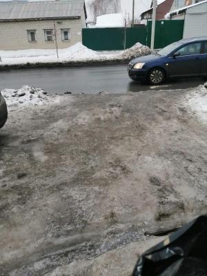 На улице Симбирской после течи воды образовалась полуметровая наледь