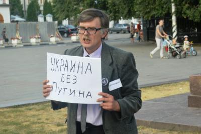 У памятника Чернышевскому прошёл одиночный пикет против войны в Украине (ФОТО)