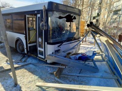 Автобус протаранил остановку общественного транспорта на Топольчанской