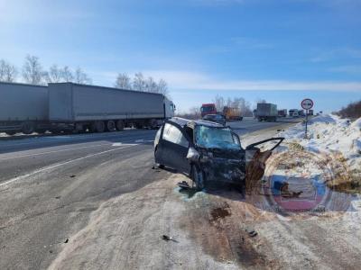 В столкновении с фурой под Хвалынском пострадал водитель легковушки