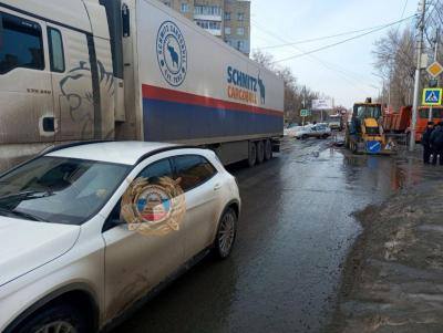 В Саратове на СХИ около станции скорой помощи фура сбила неизвестного