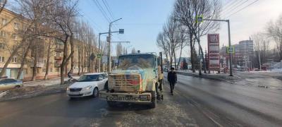 В Саратове мусоровоз сбил пешехода