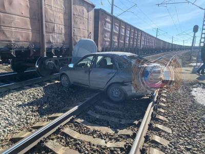 В Аркадакском районе легковушка протаранила поезд В Аркадакском районе легковушка протаранила поезд
