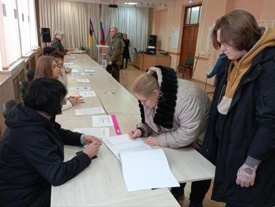 В Энгельсском районе открылись избирательные участки В Энгельсском районе открылись избирательные участки