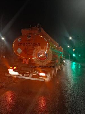 В Саратове автомобиль протаранил бензовоз и попал в больницу