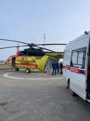 Медики и сотрудники МЧС спасли пациента из отдаленного района с помощью санавиации и спецтехники