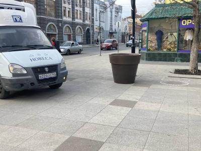 Круговорот горшков в природе: на главной улице Саратова поставили уже восемь вазонов