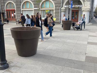 Круговорот горшков в природе: на главной улице Саратова поставили уже восемь вазонов