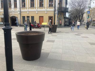 Круговорот горшков в природе: на главной улице Саратова поставили уже восемь вазонов