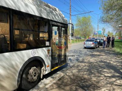 В ДТП автобуса и трактора в Саратове пострадали пассажиры