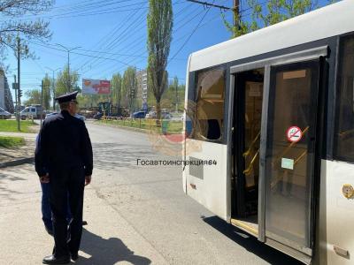 В ДТП автобуса и трактора в Саратове пострадали пассажиры