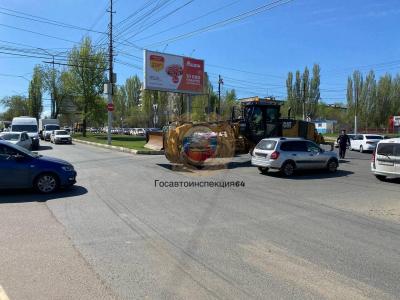 В ДТП автобуса и трактора в Саратове пострадали пассажиры