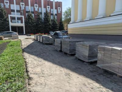 Около облдумы в Саратове начали менять плитку почти за 5 миллионов рублей