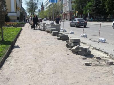 Около облдумы в Саратове начали менять плитку почти за 5 миллионов рублей