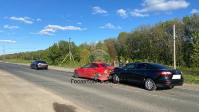 В тройном столкновении иномарок под Саратовом пострадали трое