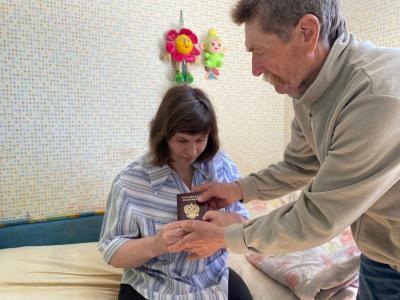 В Саратове выдали паспорт женщине, 30 лет жившей без документов
