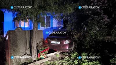 В Марксовском районе машина протаранила дом