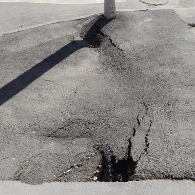 В центре Саратова провалился новый асфальт