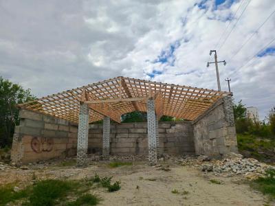 В Саратове местный житель признался, что за несколько дней украл с крыши здания больше 40 профлистов
