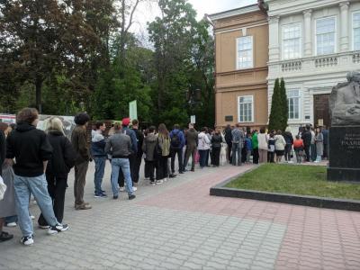 Саратовцы выстраивались в очереди на 