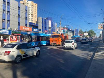 Движение по проспекту 50 лет Октября остановилось из-за аварии Движение по проспекту 50 лет Октября остановилось из-за аварии