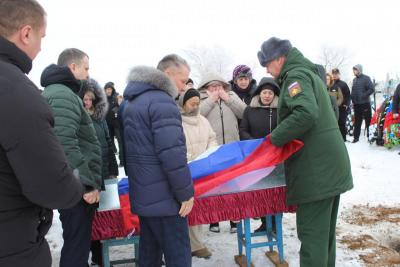 Терзанья после гибели: в Саратовской области вдова бойца СВО пытается лишить выплат его сбежавшего отца 
