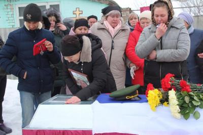 Терзанья после гибели: в Саратовской области вдова бойца СВО пытается лишить выплат его сбежавшего отца 