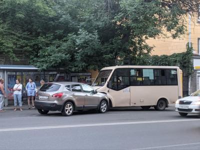 На Чапаева водителю Nissan Qashqai стало плохо за рулем во время езды